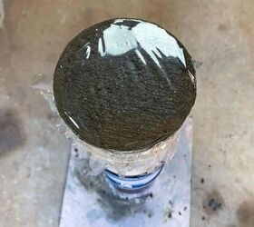jardn de setas de hormign diy grande, la base de la seta se rellena con la mezcla y se cubre con film transparente