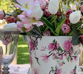 cmo hacer una maceta de terracota bonita, Una maceta de flores rosas y blancas cubierta con una servilleta de motivos florales