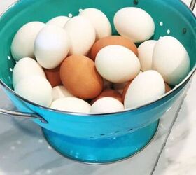 cmo hacer huevos de pascua con tintes naturales y ms, Huevos duros en un colador
