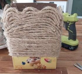 cesta colgante festoneada usando una caja de cereales