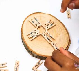 un regalo de cruz que les encantar tutorial fcil para decorar una cruz de madera, Pinzas de ropa para formar una cruz en la Cruz de Madera de Regalo para Decoraci n