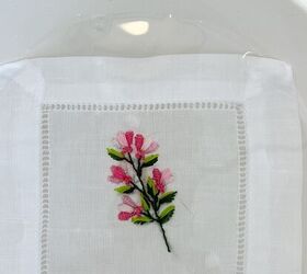 servilletas de cctel de primavera con bordado de flores diy, Una servilleta de c ctel de algod n y lino con vainica bordada con un motivo floral de punto y palillo e hilo de bordar rosa y verde