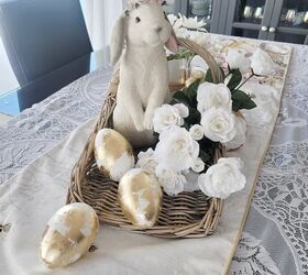 cmo hacer una mesa de pascua fcil, Conejito en cesta de flores con rosas y huevos