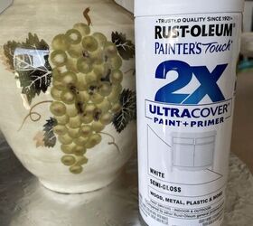 cmo transformar objetos de cermica con pintura en aerosol, Una jarra y una lata de pintura en aerosol Rustoleum utilizados para transformar viejos objetos de cer mica con pintura en aerosol