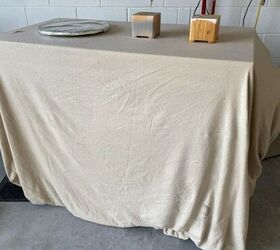 cmo transformar objetos de cermica con pintura en aerosol, Una mesa cubierta con una s bana y un lazy Susan utilizados para transformar viejos objetos de cer mica con pintura en aerosol