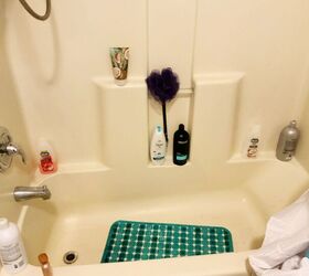 Cómo limpiar una bañera con jabón y una escoba