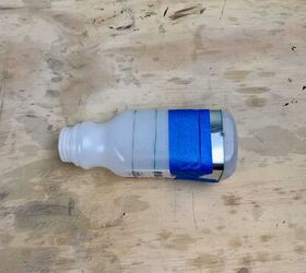 servilleteros de hormign diy para entretenimiento al aire libre, botella con cinta azul envuelta con aluminio debajo