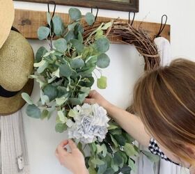 cmo hacer una corona de primavera asimtrica para la puerta principal, a adir hortensias