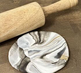 posavasos de arcilla polimrica marmolizada, Estirar la arcilla polim rica con un rodillo