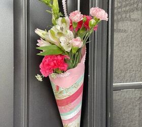 sorprende a tus vecinos con una cesta del primero de mayo, Una cesta rosa del Primero de Mayo colgada en la puerta de casa