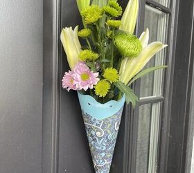 sorprende a tus vecinos con una cesta del primero de mayo, Una cesta azul del Primero de Mayo colgada en la puerta de casa