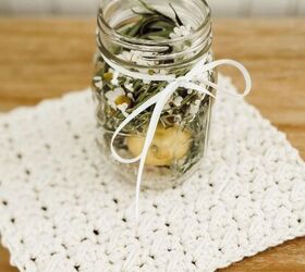 olla de primavera, A ade limones romero y manzanilla a un tarro de cristal para regalar un tarro de hierbas