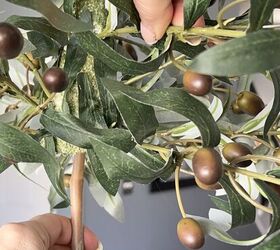 la mejor manera de hacer un topiario de aceitunas de imitacin fcil de hacer, Introduciendo los tallos de olivo en el cono de poliestireno