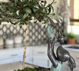 la mejor manera de hacer un topiario de aceitunas de imitacin fcil de hacer, Topiario de olivo de imitaci n colocado en una isla de cocina con una escultura de conejo