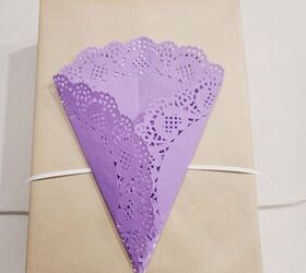 7 hermosas formas de envolver con papel de envolver marrn, Adorno de papel morado pegado al regalo en papel de embalar marr n