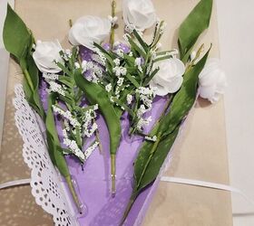 7 hermosas formas de envolver con papel de envolver marrn, Pegado de flores blancas de imitaci n en un ramo de blonda morada sobre un regalo