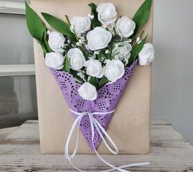 7 hermosas formas de envolver con papel de envolver marrn, Regalo del d a de la madre envuelto en papel marr n con ramo de flores blancas de imitaci n envueltas en una blonda morada pegada en la parte delantera con un lazo de cinta blanca