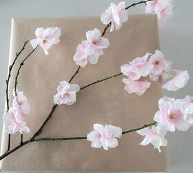 7 hermosas formas de envolver con papel de envolver marrn, Rama de cerezo en flor sobre el regalo