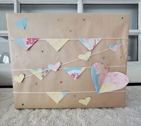 7 hermosas formas de envolver con papel de envolver marrn, Idea para envolver regalos de cumplea os hecha con papel de regalo marr n papel de scrapbooking de colores colgado en trozos de hilo a modo de banderitas junto con corazones