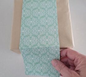 7 hermosas formas de envolver con papel de envolver marrn, Tira de papel scrapbooking alrededor de un regalo envuelto en papel kraft marr n