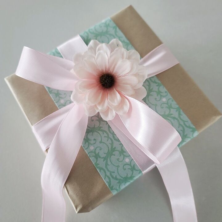 7 beautiful ways to wrap with brown wrapping paper, Classic wrapping idea with green scrapbook paper strip pink satin ribbon and pink daisy
