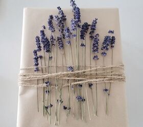 7 hermosas formas de envolver con papel de envolver marrn, Lavanda entrelazada con cordel