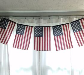 bandera diy por liberty, bandera colgada en el interior de una casa sobre una ventana con cortinas blancas