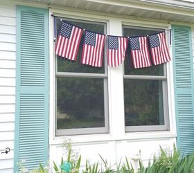 bandera diy por liberty, 5 banderas en una pancarta delante de las ventanas de una casa con persianas verdes