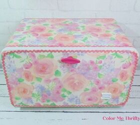 caja de pan vintage fcil de cambiar, DIY decoupaged caja de pan de metal vista frontal cubriendo con papel de regalo floral