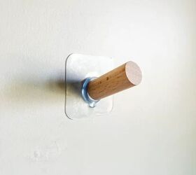 cmo crear una pared simple sombrero usando ganchos, Gancho de pared de madera adhesivo especial para sombreros