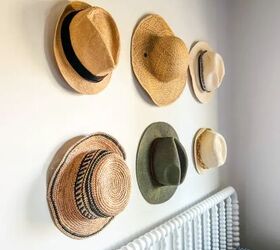 cmo crear una pared simple sombrero usando ganchos, Un conjunto de 6 sombreros expuestos encima de una cama