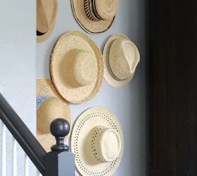 cmo crear una pared simple sombrero usando ganchos, Colecci n de sombreros de paja como decoraci n