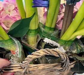 arreglo floral de pas francs, Jacintos morados en cesta de flores campestre francesa