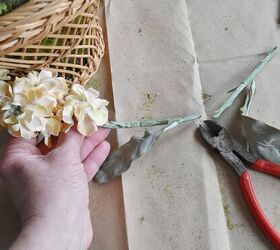 simple spring basket door decor, Tijeras de alambre cortando flor de imitaci n