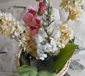 simple spring basket door decor, Arreglo floral de primavera