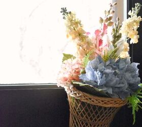 simple spring basket door decor, Arreglo floral de puerta de cesta de primavera
