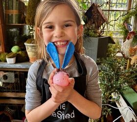 adorable conejo de pascua hecho a mano con arcilla seca al aire, DIY Conejo de Pascua huevo de Pascua y arcilla utilizados para crear una cabeza de conejo Se utiliz papel de aluminio para crear las mejillas y se a adieron orejas de conejo con alambre