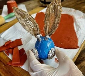 adorable conejo de pascua hecho a mano con arcilla seca al aire, DIY Conejo de Pascua Huevo de Pascua y arcilla utilizados para crear una cabeza de conejo Se utiliz papel de aluminio para crear las mejillas y se a adieron orejas de conejo de rafia