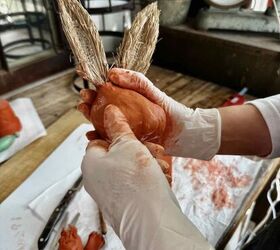 adorable conejo de pascua hecho a mano con arcilla seca al aire, Esculpir una cabeza de conejo con arcilla roja de secado al aire