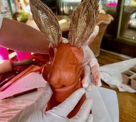 adorable conejo de pascua hecho a mano con arcilla seca al aire, Colocaci n de la cabeza de conejo de arcilla roja en la parte superior de una maceta tambi n cubierta de arcilla roja