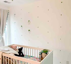 cmo instalar una pared decorativa de calcomana removible en el cuarto del beb, puntos del vinilo marcados en la pared con cinta adhesiva verde