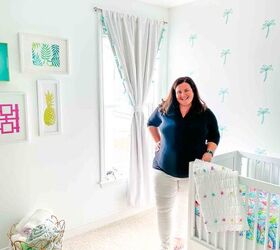 cmo instalar una pared decorativa de calcomana removible en el cuarto del beb, mujer embarazada de pie delante de una pared blanca con vinilos decorativos de palmeras cerceta una cuna blanca a su derecha y una ventana con cortinas blancas al fondo