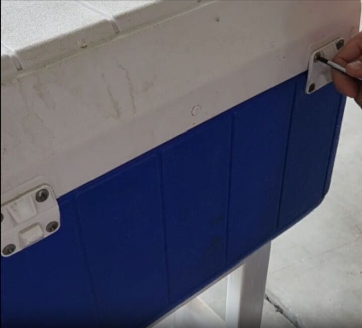diy cooler stand, Remove the hinges from the back of the cooler