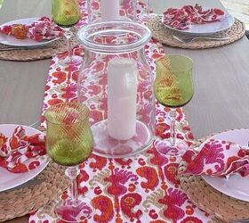 una mesa rosa y naranja vibrante