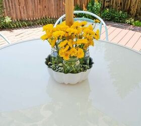 montaje de una sencilla mesa de verano al aire libre amarillo y blanco