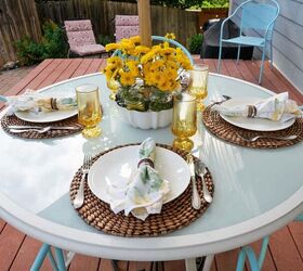 montaje de una sencilla mesa de verano al aire libre amarillo y blanco