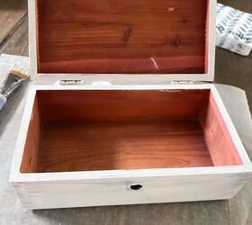 cmo hacer una caja de bricolaje con servilleta decoupage, Pinte el exterior de la caja de madera y deje el cedro natural del interior intacto