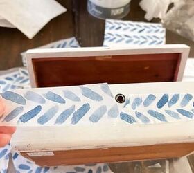 cmo hacer una caja de bricolaje con servilleta decoupage, Prueba los trozos de servilleta para empezar a decorar una caja de madera