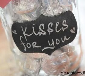tarro de besos, Una pegatina que dice besos para ti en un tarro de cristal lleno de Hershey s Kisses