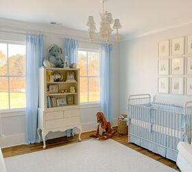 cmo hacer cortinas cmo hacer cortinas, dos conjuntos de cortinas de guinga azul y blanca que cuelgan de una barra en una habitaci n infantil decorada en azul y blanco